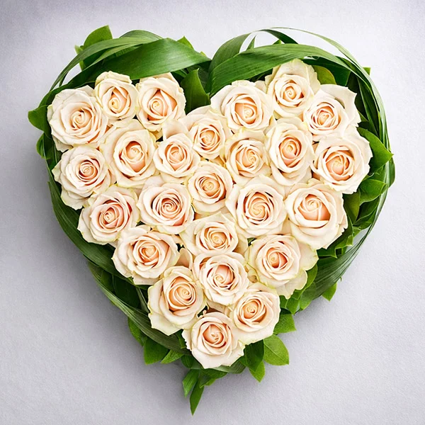 Сердце из кремовых роз - Купидон